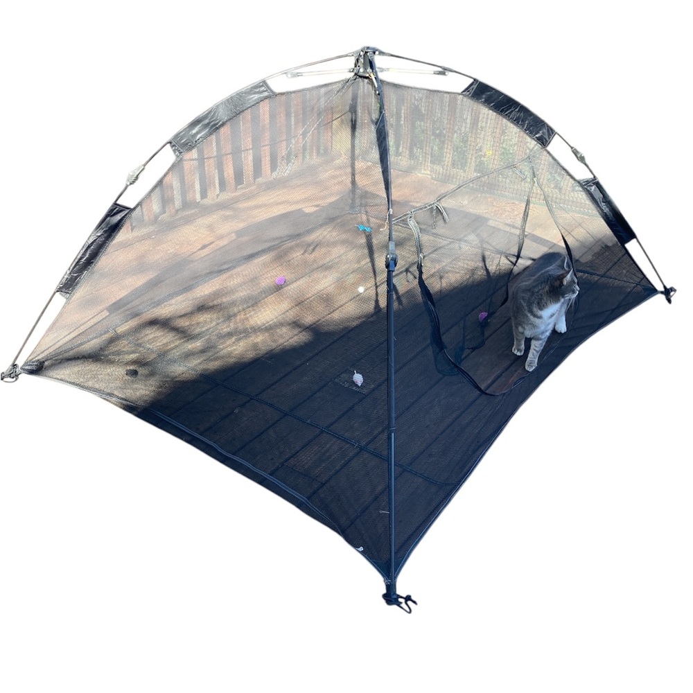 NWOT screened pet dome for indoor/outdoor use. Easy to assemble all one piece